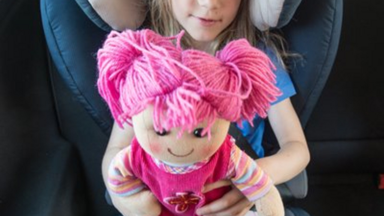 Mädchen im Auto-Kindersitz; Bild: dpa
