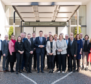 Der rheinland-pfälzische Ministerrat bei einer gemeinsamen Sitzung des Ministerrats mit der saarländischen Landesregierung in Saarbrücken