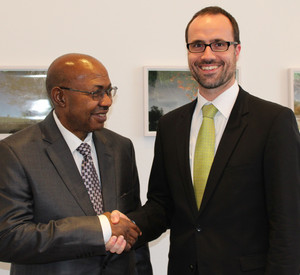 Der Chef der Staatskanzlei, Staatssekretär Clemens Hoch, mit dem Generalkonsul von Nigeria, John Chika Ejinaka