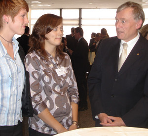 Empfang zum Tag der Deutschen Einheit; Bundespräsident Köhler mit den rheinland-pfälzischen Delegationsteilnehmerinnen Helena Jarisch (links) und Nadine Lames.
