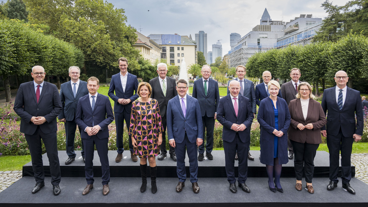 Gruppenbild der Ministerpräsidentinnen und Ministerpräsidenten der 16 deutschen Länder bei ihrer Konferenz in Frankfurt.
