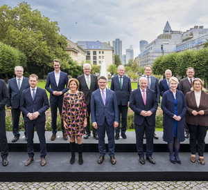 Gruppenbild der Ministerpräsidentinnen und Ministerpräsidenten der 16 deutschen Länder bei ihrer Konferenz in Frankfurt.