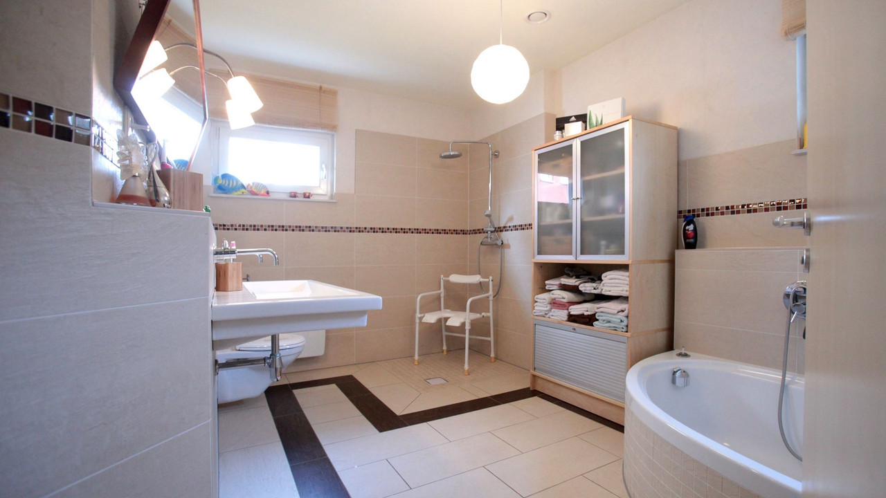 Ein barrierefreie umgebautes Badezimmer; Bild: © KfW-Bildarchiv / Thomas Klewar
