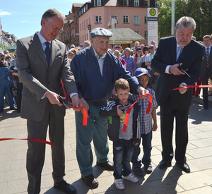 Oberbürgermeister Hans-Dieter Schlimmer und Ministerpräsident Beck bei der Eröffnung des „Boulevard Ostbahnstraße" in Landau; Bild: Stadt Landau