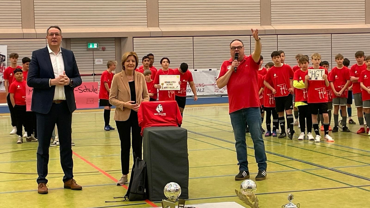 Malu Dreyer und Alexander Schweitzer beim Fritz-Walter-Cup in Kaiserslautern