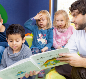 Erzieherinnen und Erziehern reichen Kindern beim Essen eine helfende Hand, geben Halt bei sportlichen Abenteuern oder öffnen durch das Vorlesen und Sprachvermittlung ganz neue Welten für Kinder.