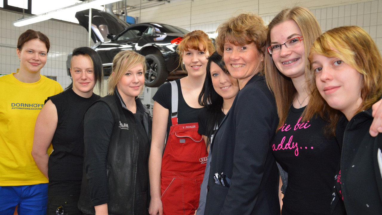 Lemke traf am Girls' Day in Mainz junge Frauen, die sich schon für "typisch männliche" Berufe entschieden haben. Bild: MWKEL