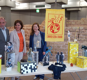 Ministerpräsidentin Malu Dreyer und ihr Ehemann Klaus Jensen mit der Kuratorin der Ausstellung, Julia Katharina Thiemann
