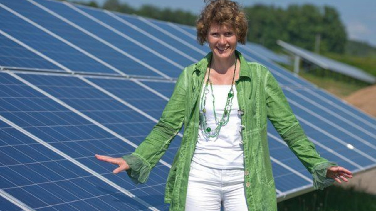 Wirtschaftsministerin Eveline Lemke in einem Solarpark