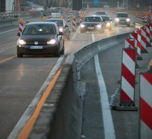 Die Schiersteiner Brücke soll bis Ende des Jahres wieder von LKW befahren werden; Bild: dpa