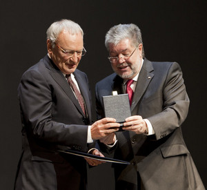 Ministerpräsident Beck überreicht Schrifsteller Timm die Zuckmayer-Medaille; Bild: Pipprich / © Staatskanzlei
