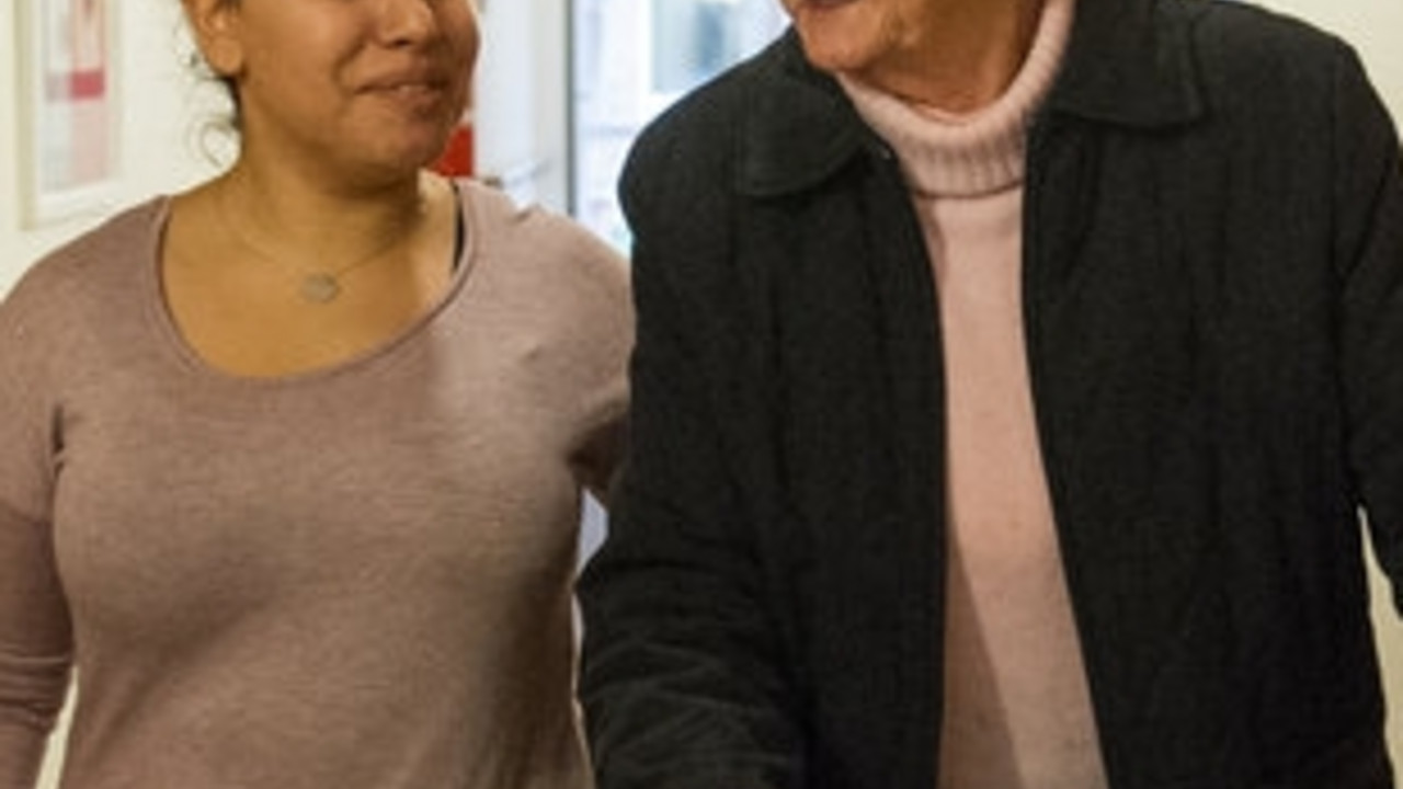 Symbolbild Pflege, Seniorin mit Begleiterin; Bild: dpa