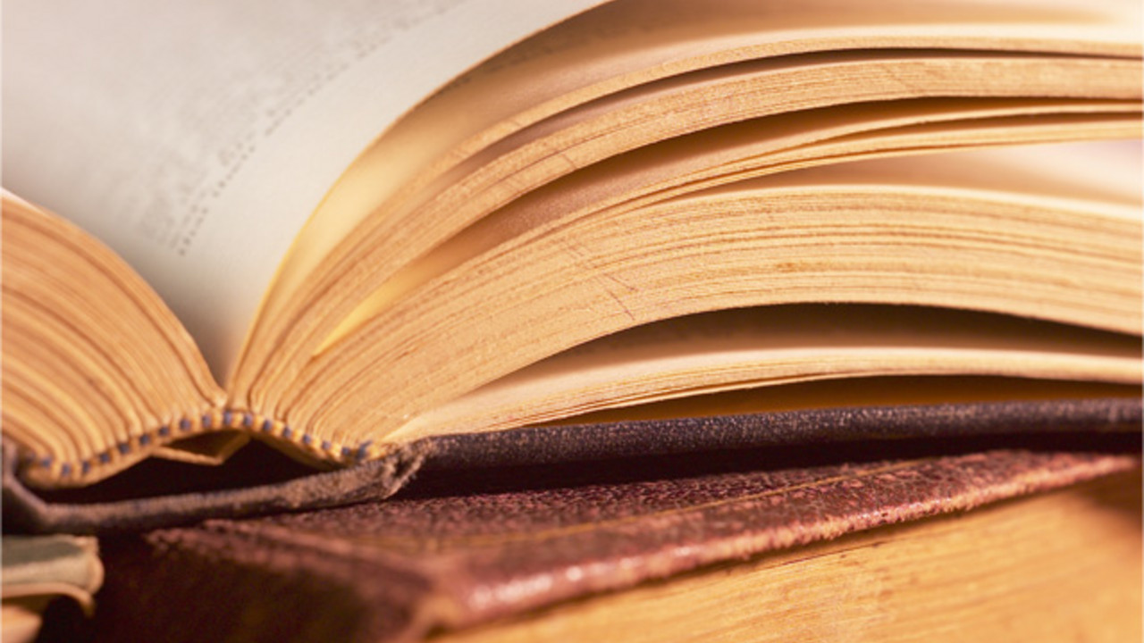 Aufgeschlagenes Buch; Bild: rlp-Archiv