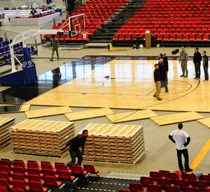 Freiwillige errichten in einem Flugzeughangar auf der Militärbasis in Ramstein eine Basketball-Arena; Bild: dpa
