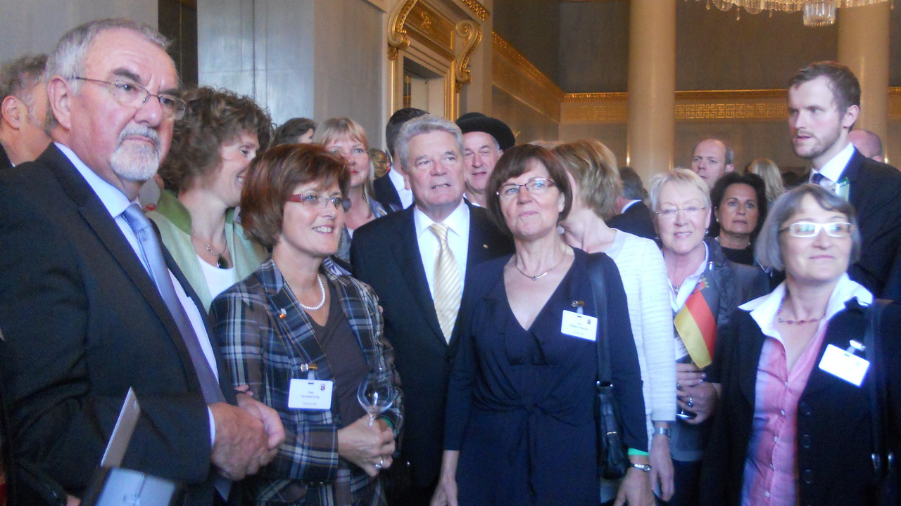 Die Bürgerdelegation mit Bundespräsident Gauck; Bild: Buschbaum / © Staatskanzlei