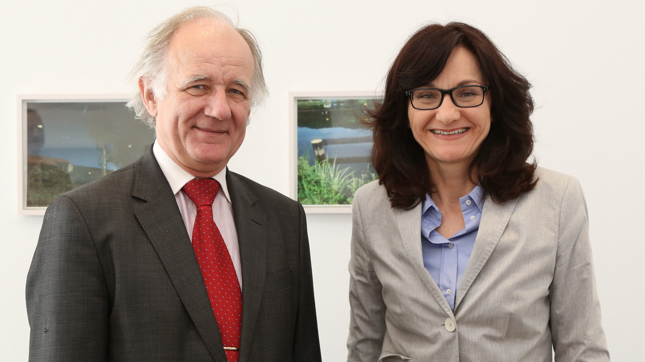 Die Chefin der Staatskanzlei, Jaqueline Kraege, mit dem rumänischen Generalkonsul Mihai Botorog; Bild: Sämmer / © Staatskanzlei