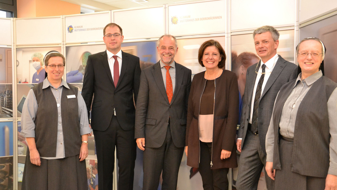 Ministerpräsidentin Malu Dreyer und der Oberbürgermeister der Stadt Trier, Klaus Jensen (Mitte), besuchten das Trierer Klinikum Mutterhaus der Borromäerinnen, um offiziell die neuen Pflegestationen zu eröffnen. Begrüßt wurden Sie von Pflegedirektori