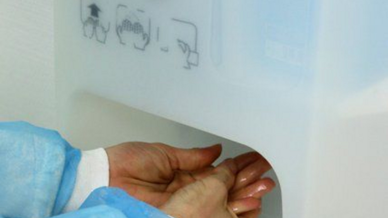 Im MRE-Netzwerk kooperieren Gesundheitsämter, Akutkrankenhäuser, Arztpraxen, ambulante und stationäre Pflegeeinrichtungen, Krankentransportdienste und anderen Akteure gegen multiresistente Erreger; Bild: dpa