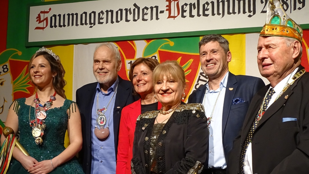 Ministerpräsidentin Malu Dreyer mit den ehemaligen Preisträgern und Preisträgerinnen         