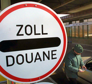 Ein Zöllner kontrolliert an einer Grenze; Bild: dpa