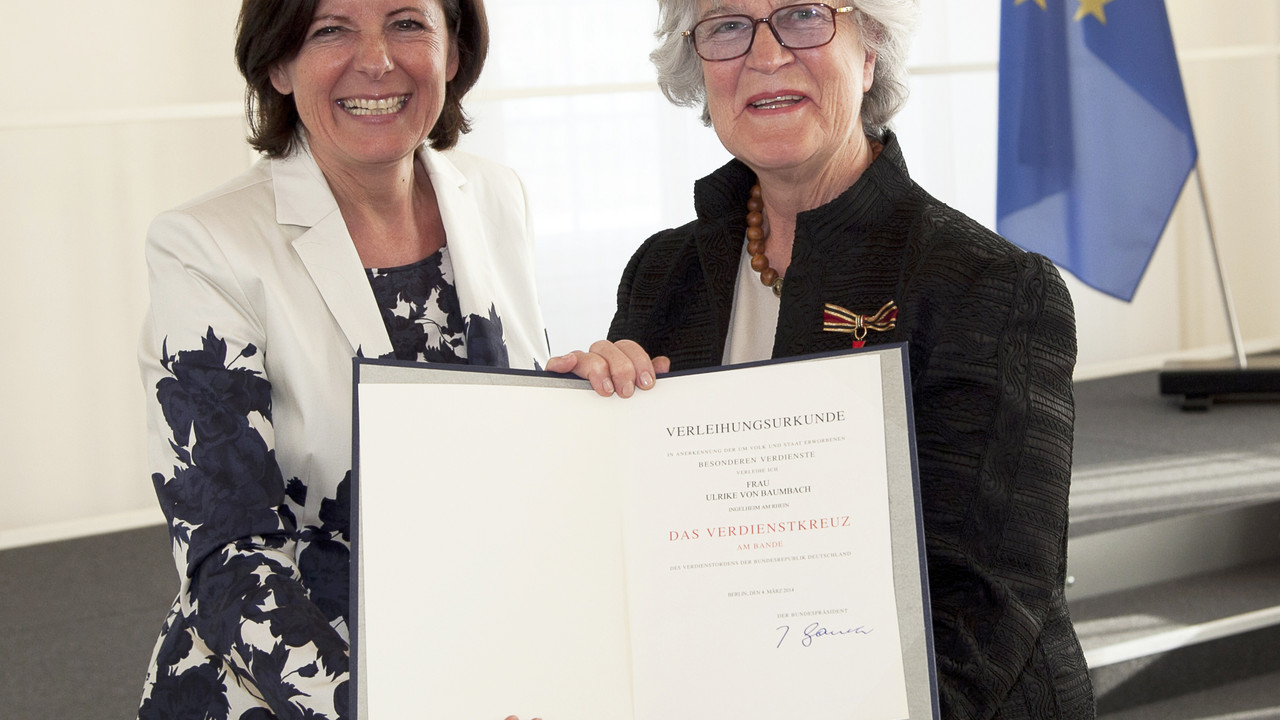 Ministerpräsidentin Malu Dreyer überreicht die Auszeichnung an Ulrike von Baumbach; Bild: Martina Pipprich