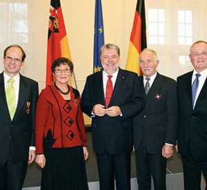 Ministerpräsident Kurt Beck mit den Geehrten; Bild: Sämmer