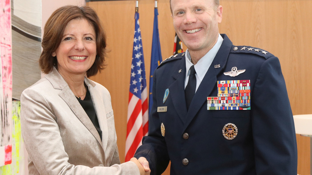 Ministerpräsidentin Dreyer und General Wolters