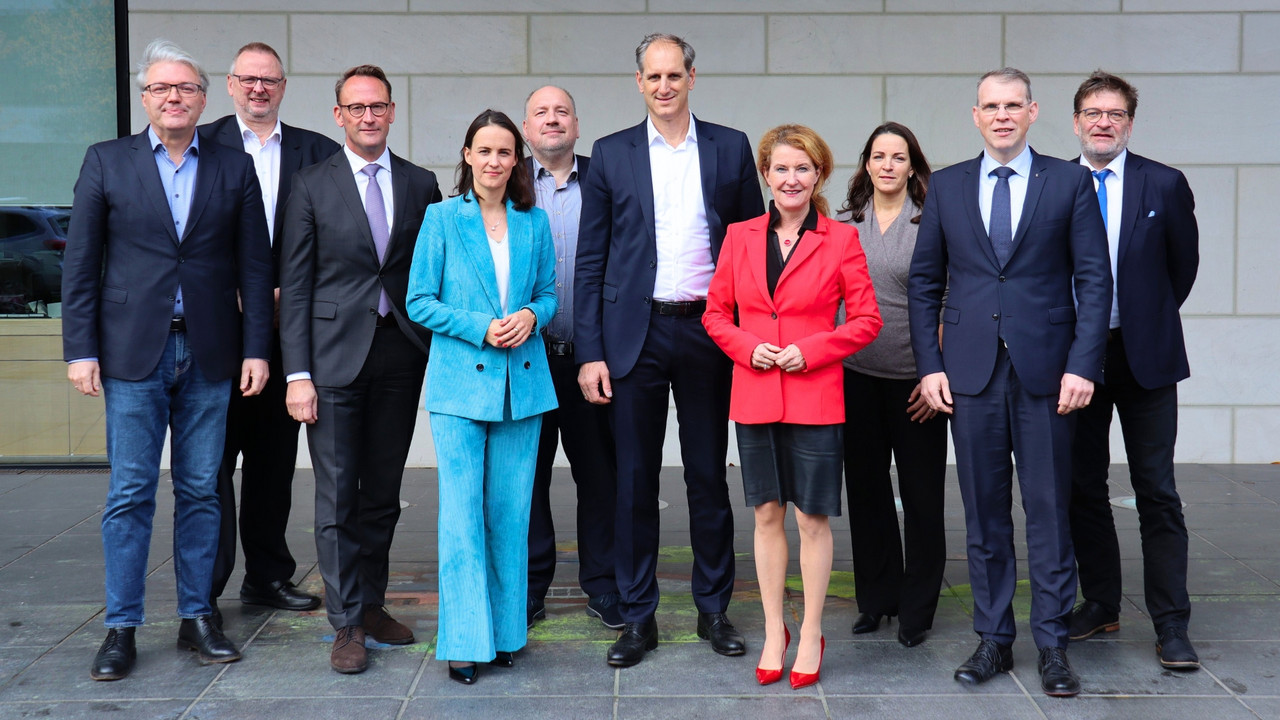 Gruppenbild von Medienstaatssekretärin Heike Raab mit Vertreterinnen und Vertretern der Rundfunkkommission und der Landesmedienanstalten.