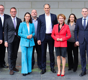 Gruppenbild von Medienstaatssekretärin Heike Raab mit Vertreterinnen und Vertretern der Rundfunkkommission und der Landesmedienanstalten.