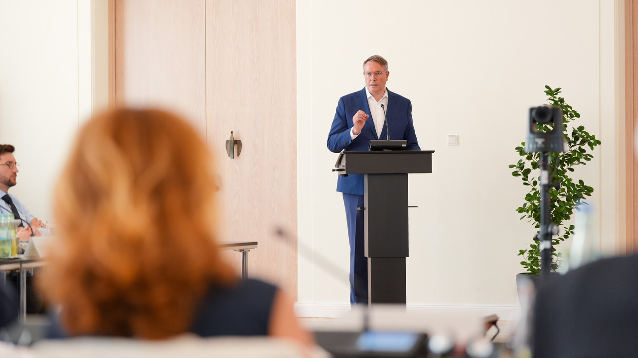Ministerpräsident Alexander Schweitzer spricht beim deutsch-französischen Ausschuss für Grenzüberschreitende Zusammenarbeit (AGZ)