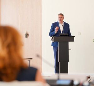 Ministerpräsident Alexander Schweitzer spricht beim deutsch-französischen Ausschuss für Grenzüberschreitende Zusammenarbeit (AGZ)