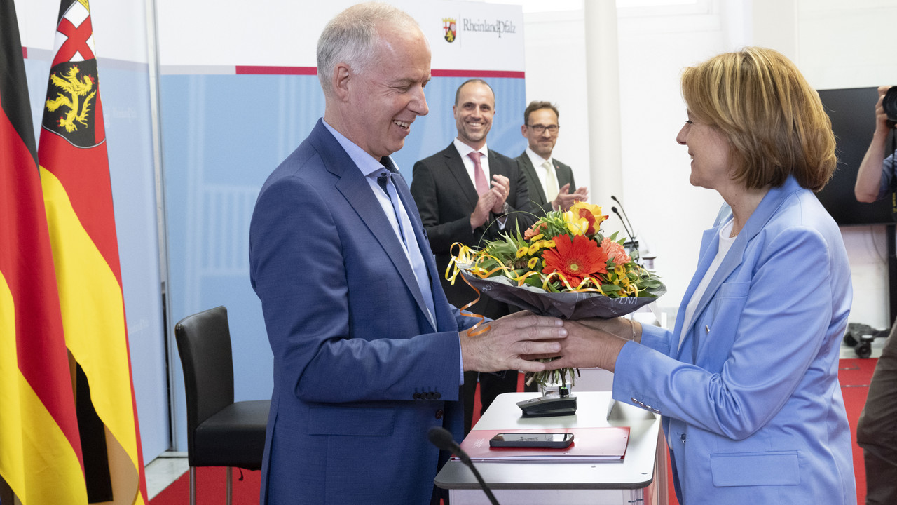 Ministerpräsidentin Malu Dreyer übergibt zum Dank für seine Arbeit Prof. Krausch einen Blumenstrauß im Anschluss an die Pressekonferenz.