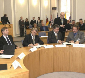 Vertragsunterzeichnung 2003; Bild: rlp-Achiv, Benz