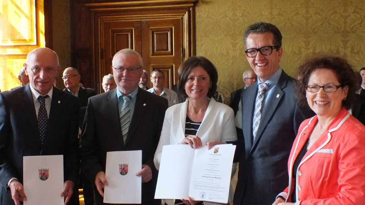 Übergabe der Stiftungsurkunde zur "Stiftung Schloss Malberg"; Bild: VG Bitburger Land