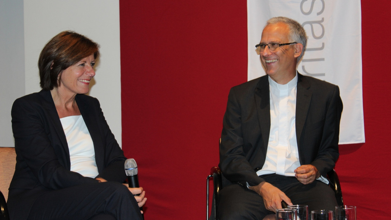 Ministerpräsidentin Malu Dreyer beim Festakt 100 Jahre Caritas im Bistum Mainz, hier bei der Talkrunde "Caritas heute"
