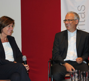 Ministerpräsidentin Malu Dreyer beim Festakt 100 Jahre Caritas im Bistum Mainz, hier bei der Talkrunde "Caritas heute"