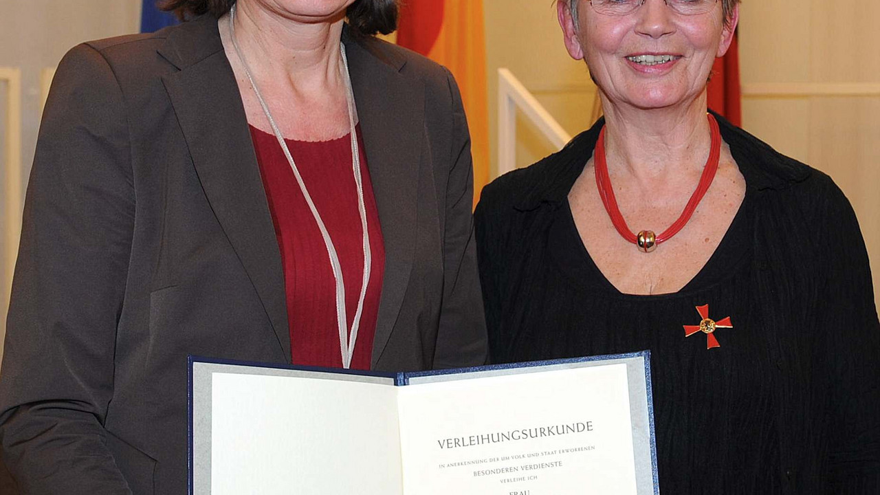 Ministerpräsidentin Malu Dreyer mit Friedel Grützmacher; Bild: Schäfer / © Staatskanzlei