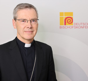 Porträtfoto von Bischof Heiner Wilmer SCJ, Vorsitzender der Deutschen Bischofskonferenz