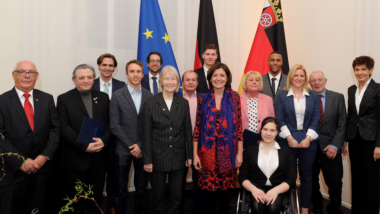 Ministerpräsidentin Malu Dreyer mit den neuen Trägerinnen und Trägern der Sportplakette des Landes Rheinland-Pfalz