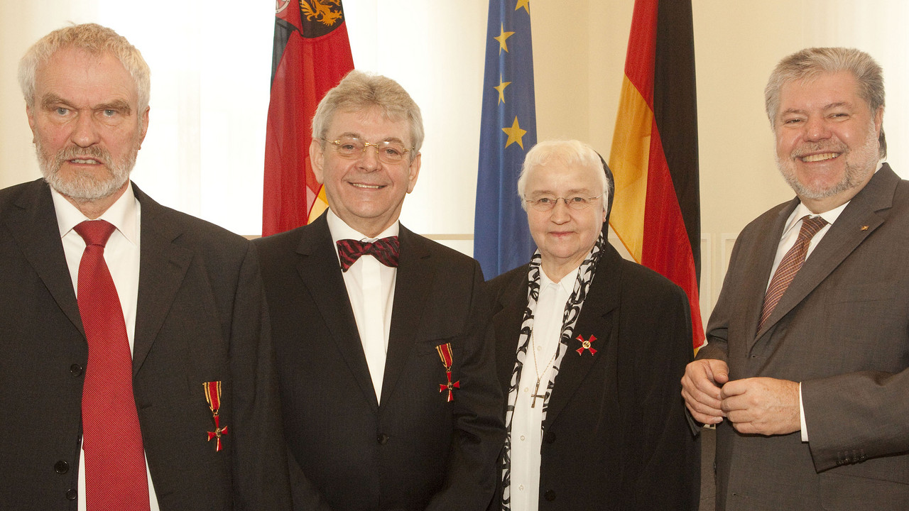 Ministerpräsident Beck mit den neuen Trägern des Bundesverdienstkreuzes; Bild: Bauer