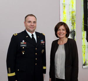 Ministerpräsidentin Malu Dreyer mit US-Generalleutnant Ben Hodges bei seinem Antrittsbesuch in der Staatskanzlei im März 2015.