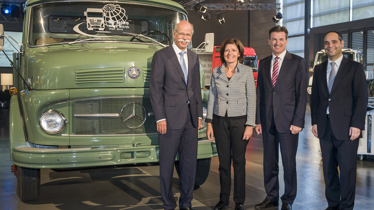 Dr. Dieter Zetsche, Vorstandsvorsitzender der Daimler AG, Ministerpräsidentin Malu Dreyer, Dr. Wolfgang Bernhard, Mitglied des Vorstandes der Daimler AG und Yaris Pürsün, Leiter Werk Wörth; Bild: Mercedes-Benz, Copyright Daimler.