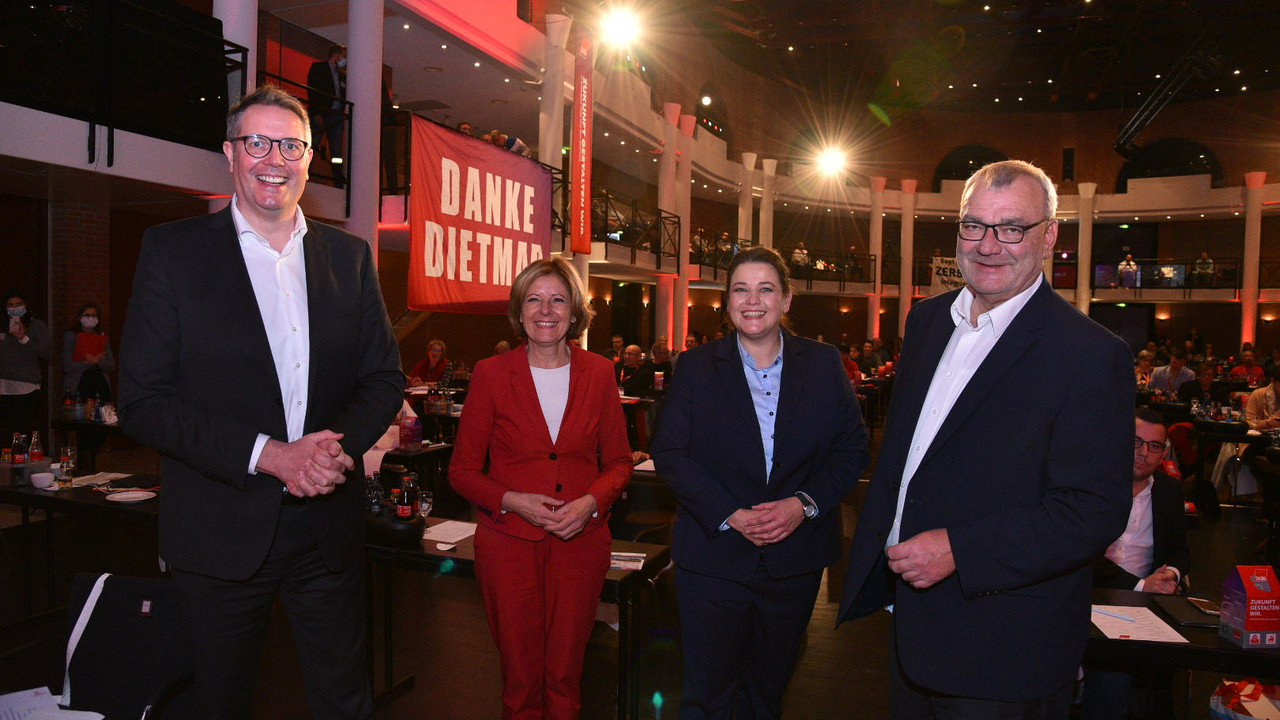 Ministerpräsidentin Malu Dreyer und Arbeitsminister Alexander Schweitzer mit der neuen DGB-Vorsitzenden Susanne Wingertszahn und dem ehemaligen Vorsitzenden Dietmar Muscheid