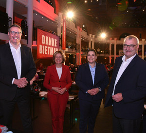 Ministerpräsidentin Malu Dreyer und Arbeitsminister Alexander Schweitzer mit der neuen DGB-Vorsitzenden Susanne Wingertszahn und dem ehemaligen Vorsitzenden Dietmar Muscheid