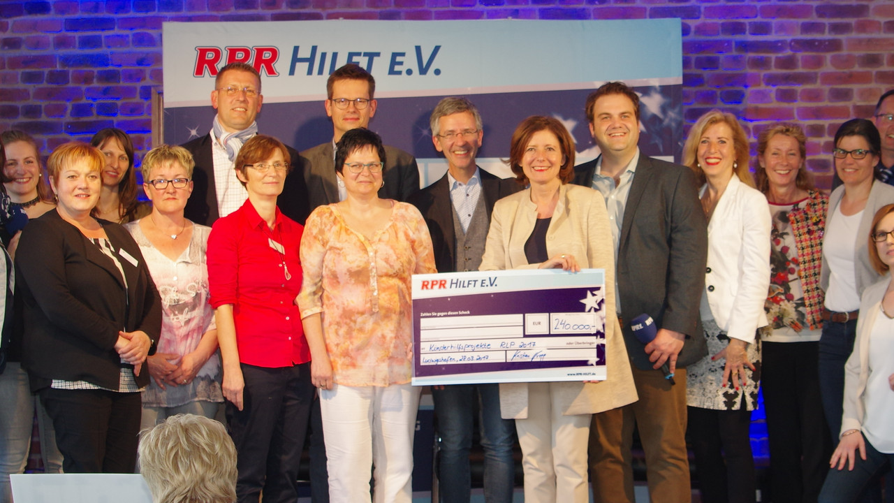 Übergabe der Spendenschecks in Ludwigshafen bei RPR1.