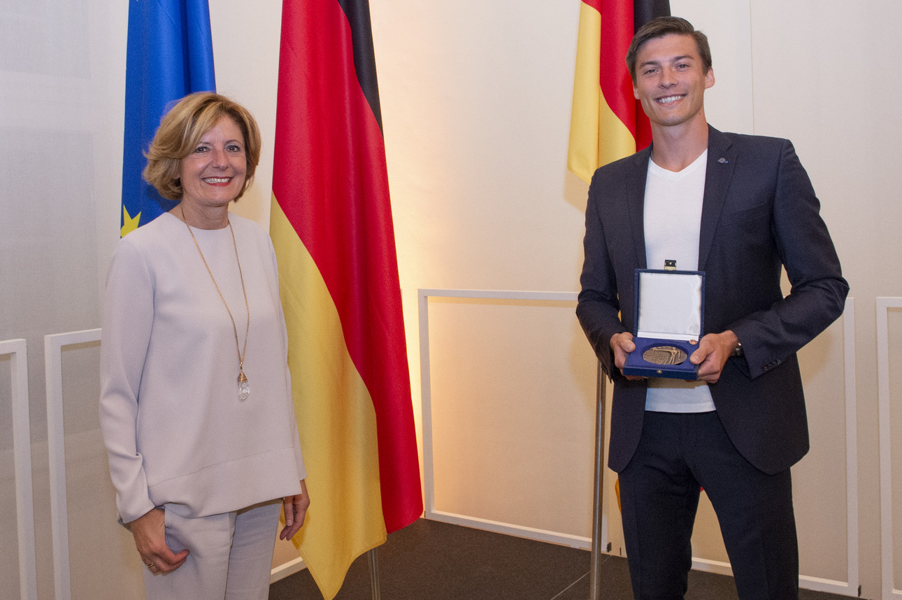 Ministerpräsidentin Malu Dreyer und Oleg Zernikel (ASV Landau, Neunter bei den Olympischen Spielen 2021 im Stabhochsprung)