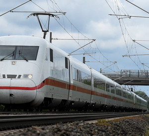 ICE der Deutschen Bahn auf der Strecke
