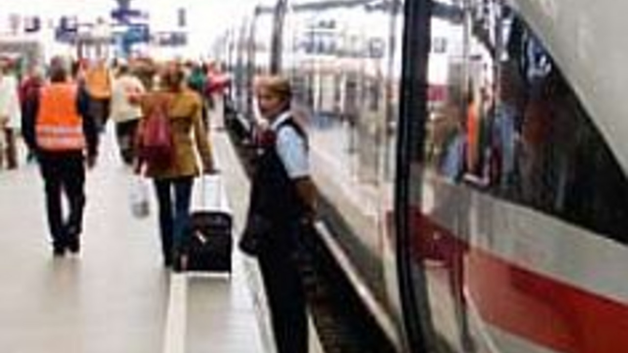 Zug im Bahnhof;Bild:rlp-Archiv