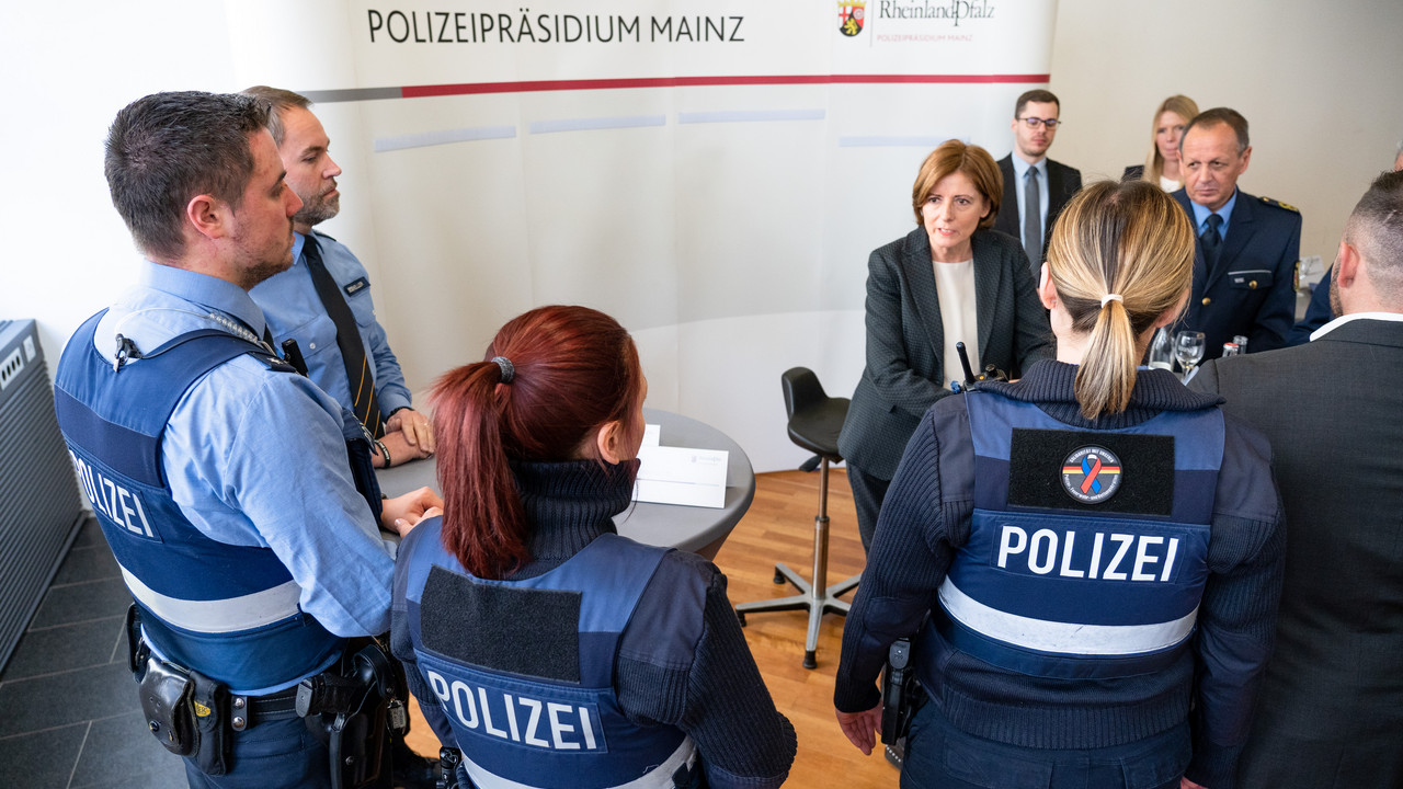 Ministerpräsidentin Malu Dreyer im Gespräch mit Polizeibeamtinnen und Beamten in Polizeipräsidium Mainz.