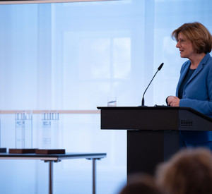 Ministerpräsidentin Malu Dreyer bei der Verleihung des Brückenpreises 2021